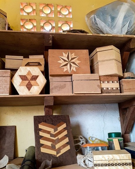 Caixas de marchetaria geométrica com estrelas em madeiras contrastantes