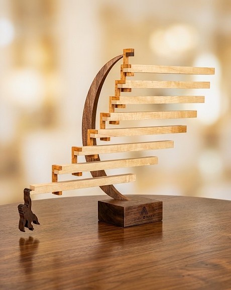 Escultura Equilibrium em cascata: barras de maple equilibradas sobre arco de nogueira